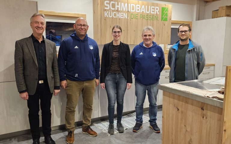 Die Verantwortlichen der TSV-Fußballabteilung - Jürgen Trohorsch, Franz Fuchsbrunner und Joachim Mück - danken der Umsetzungsbegleiterin Ter